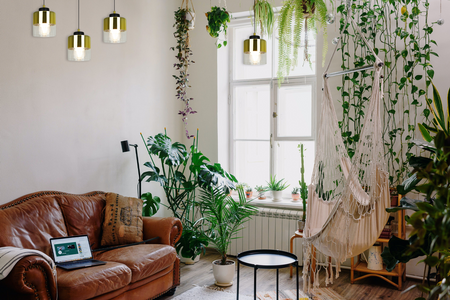 Lampa wisząca ze złotym kloszem glamour listwa czarna sufitowa regulowana